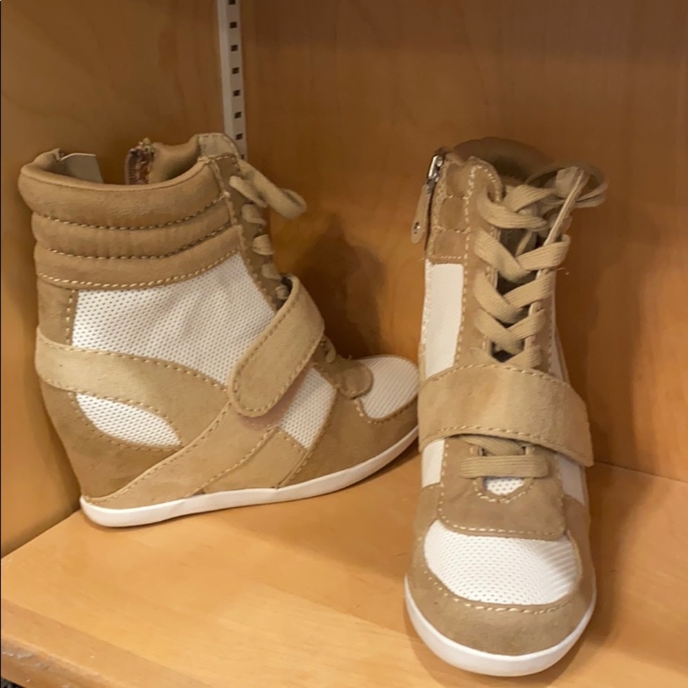 New Vera Wang tan high sneaker boot